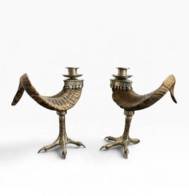 paire de bougeoirs anciens en laiton ornés d'oiseaux