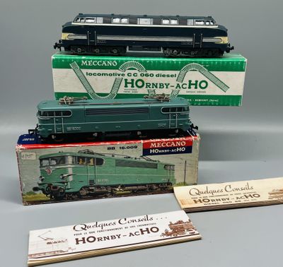 trois trains miniatures sont empilés les uns sur les autres sur une table