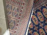 un tapis posé par terre à côté d'un chat