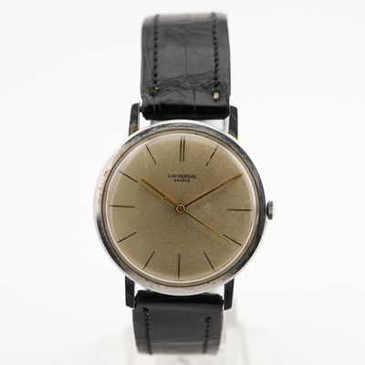 l'image d'une montre sur une surface blanche