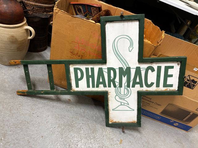 Ancienne enseigne de pharmacie en métal laqué vert. 106 x 71 cm. ...