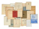 de nombreux livres empilés les uns sur les autres sur une surface blanche