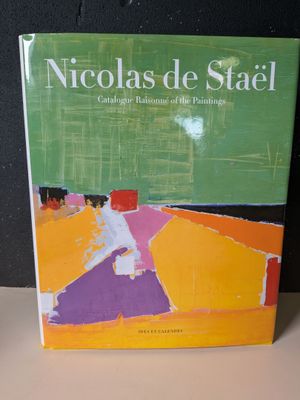 Le livre « Nicolas de Stel » est posé sur une table.