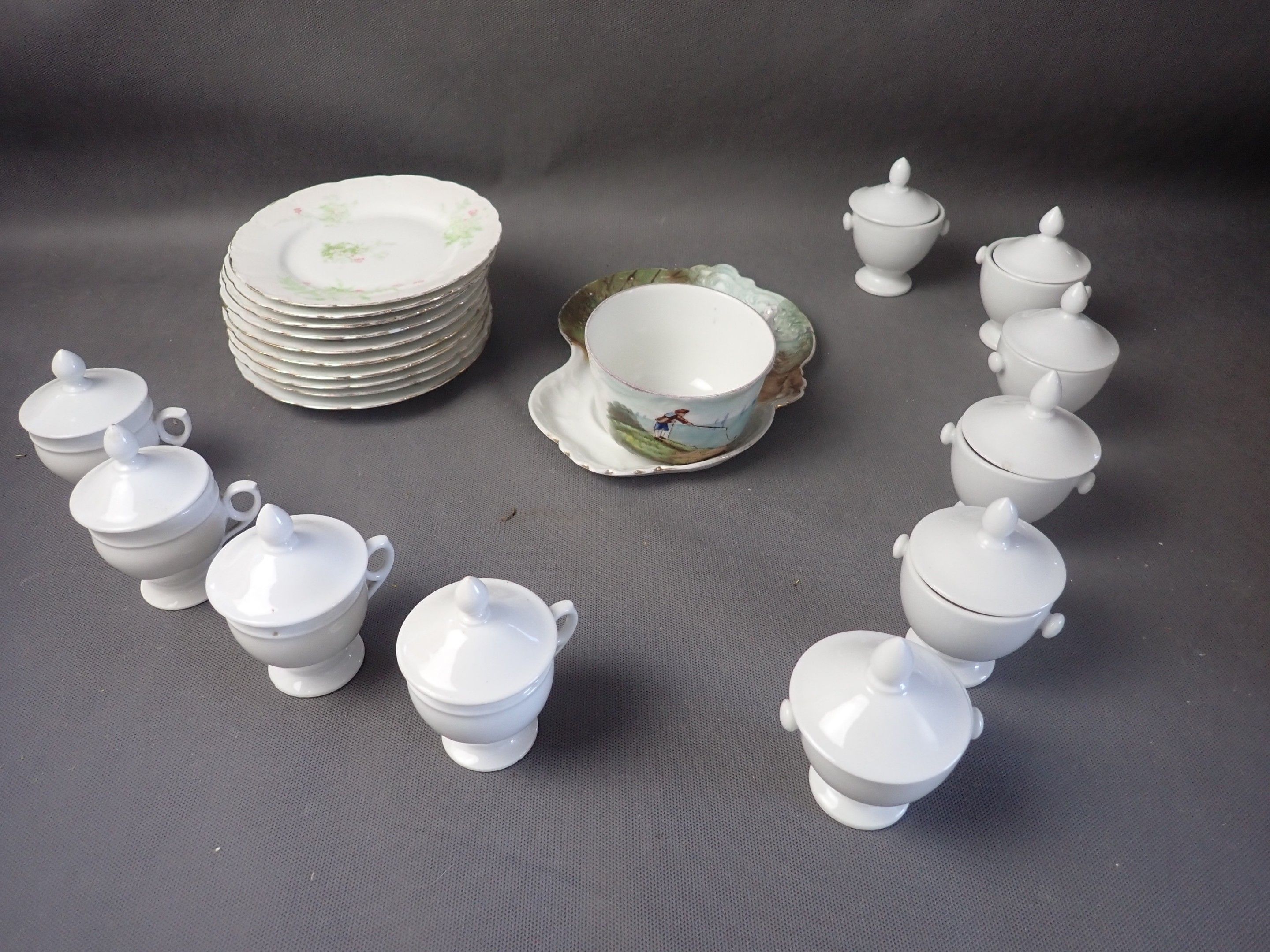 Lot comprenant:10 pots à crème, 1 déjeuner et 10 assiettes à…