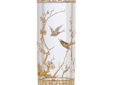 une image représentant un grand vase en verre orné d'oiseaux