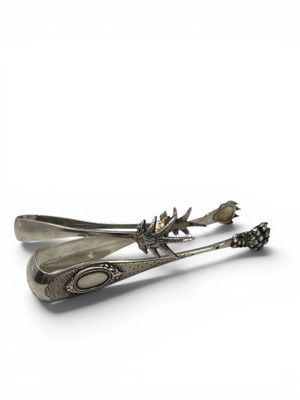 Pince à sucre en argent (950) à décor d'un médaillon feuilla…