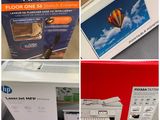 quatre vues différentes d'un carton d'imprimante et d'un carton d'imprimante