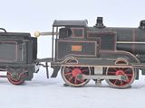 un petit train posé sur une surface blanche