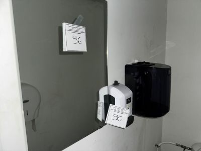 une photo en noir et blanc d'une salle de bains avec un lavabo et un miroir