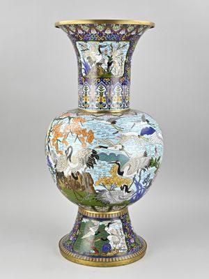 un vase avec un tableau posé sur une table