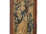 un vieux tableau représentant une femme tenant une épée, dans un cadre en bois