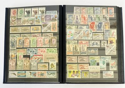 beaucoup de timbres sur les pages d'un livre