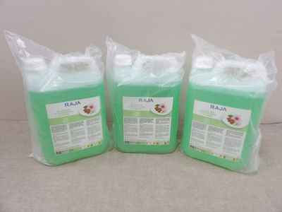trois poches remplies d'un liquide vert posées les unes à côté des autres sur une table