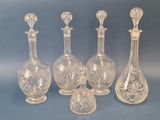 quatre carafes en verre transparent munies d'un bouchon
