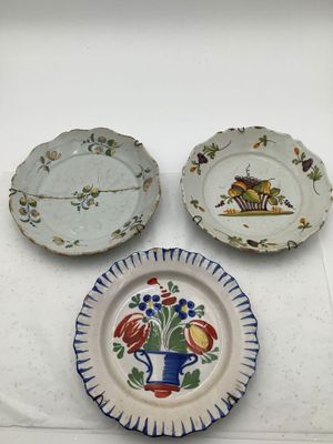 Lot de 3 assiettes en faïence dont une SAINT CLÉMENT.