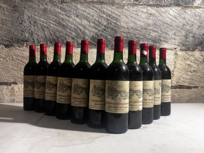 plusieurs bouteilles de vin alignées sur une table