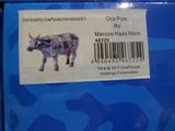 une boîte bleue sur laquelle est représentée une vache