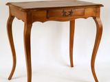 une petite table en bois surmontée d'un tiroir