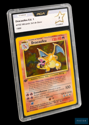 gros plan d'une carte pokemon sur fond noir
