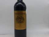 la bouteille de vin est posée sur une surface blanche