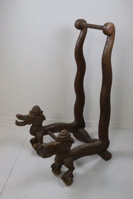 Grand élément de mobilier en bois sculpté, à décor de dragon…
