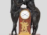 une horloge posée sur une table