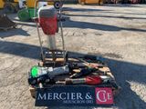 une photo d'une boîte sur laquelle sont posés tout un tas d'outils