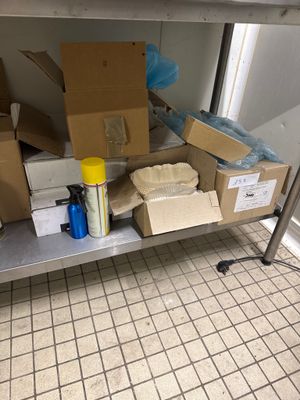 une table en métal sur laquelle sont posées des boîtes et d'autres objets