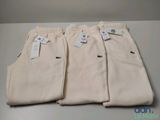trois paires de pantalons de sport blancs pour homme, avec leurs étiquettes encore attachées