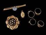 de nombreuses bagues et une broche sur fond noir