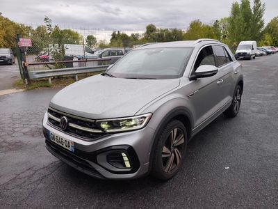 Le SUV Volkswagen est garé sur le bord de la route.