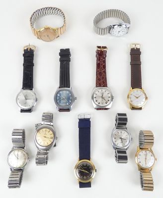 un grand nombre de montres posées sur une table