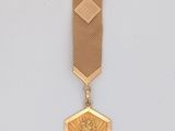 une image représentant une médaille d'or sur fond blanc