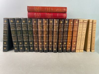 une pile de livres posés les uns à côté des autres sur une table
