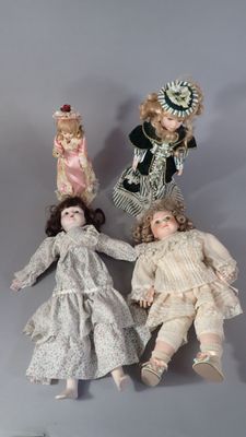 Ensemble de quatre poupées modernes, têtes en biscuit, en te…