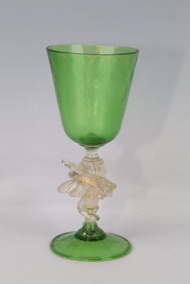 gobelet en verre vert avec une décoration florale sur le pied