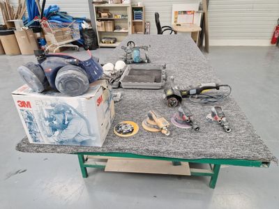 une table sur laquelle se trouvent de nombreux outils