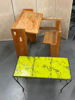 une petite table et une petite chaise dans une pièce