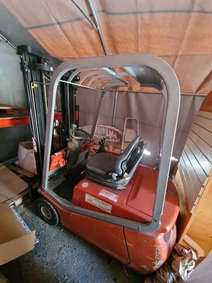 un chariot élévateur rouge équipé d'un siège à l'arrière