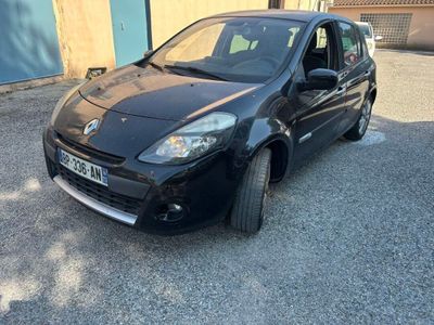 La petite voiture noire est garée sur le bord de la route.