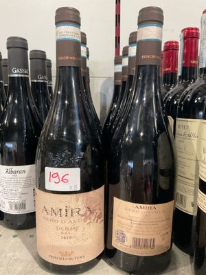 des bouteilles de vin sont alignées sur une étagère dans un magasin