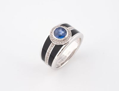 une bague en or blanc sertie d'un saphir bleu et de diamants