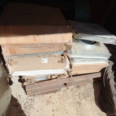 une pile de cartons posée sur une palette en bois