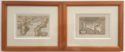 deux tableaux encadrés sur le mur d'une pièce