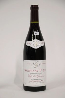 une bouteille de vin posée sur une table