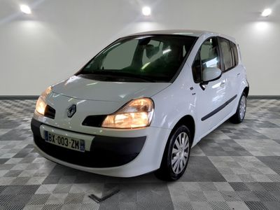 la photo d'une voiture blanche garée dans un garage