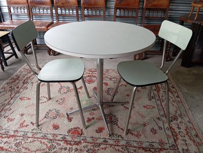 deux chaises et une table au milieu d'une pièce