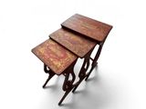 trois tables en bois empilées les unes sur les autres sur une surface blanche