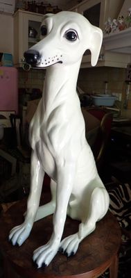 une statue représentant un chien assis sur une table