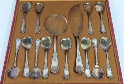 un lot de cuillères et de cuillères à soupe dans une boîte